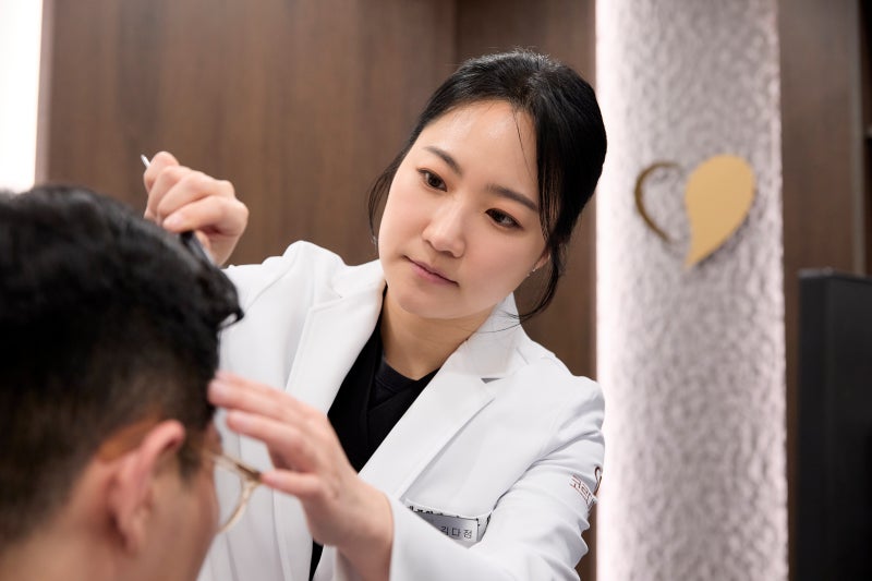 탈모약 먹어도 정수리가 비어 보인다면? 바르는 탈모약부터 모낭주사까지 | 선릉역 탈모 치료 병원
